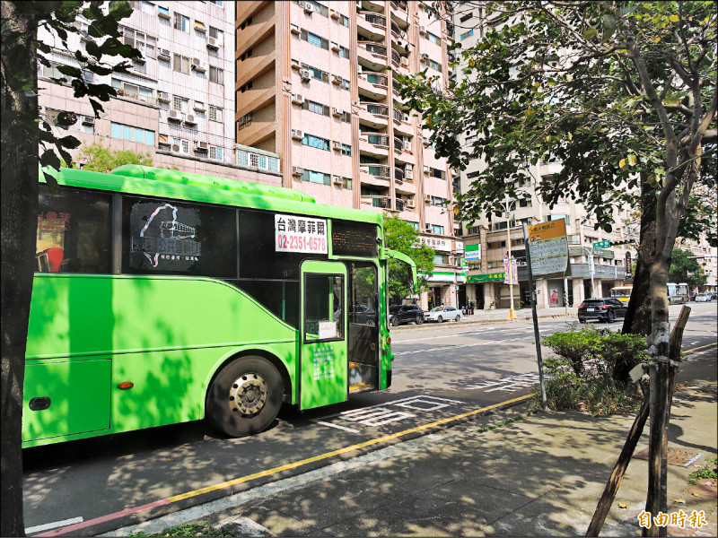 開學在即，中市部分公車減班且拉開班距，市議員周永鴻請市府輔導業者。（記者蘇金鳳攝）