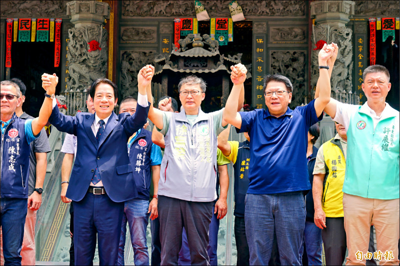 民進黨總統參選人賴清德昨南下輔選，先到屏東力薦黨籍立委參選人徐富癸（中。（記者陳彥廷攝）