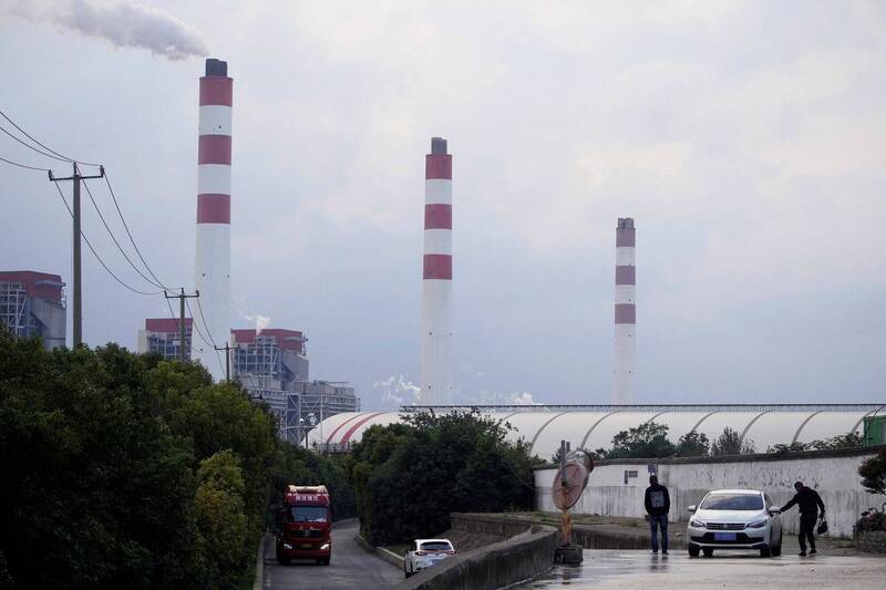 中国做为全球最大温室气体排放国，已批准或正兴建的燃煤电厂发电量，却达到足够供应全德国用电量的243百万瓩（GW）。（路透档案照）(photo:LTN)