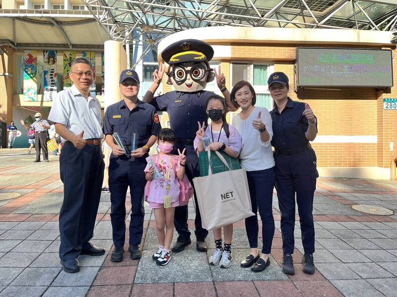 今天開學日，新北市警察局出動護童，新莊、海山各分局出動警兔茱蒂、警察娃娃迎接、安撫學童。（記者吳仁捷翻攝）