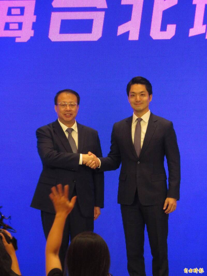 台北市長蔣萬安與上海市長龔正在見證MOU簽署後，合影留念。（記者何玉華攝）
