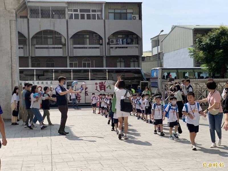 廍子國小一新生到三光國中借教室上課。（記者蔡淑媛攝）