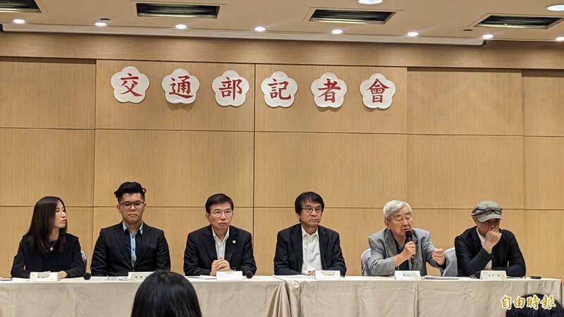 交通部長王國材（左三）、日本關西大學榮譽教授安部誠治（右三）、福知山線罹難者家屬淺田弥三一（右二）、時任日本記者松本創（右一）、太魯閣號罹難者家屬陳鵬年（左二）、太魯閣的眼淚委任律師陳孟秀（左一）共同召開記者會。（記者鄭瑋奇攝）