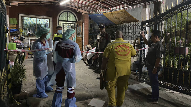 鑑识与搜救人员28日在肇因于网路诈骗的泰国北榄府灭门血案的现场採证。（美联社）(photo:LTN)