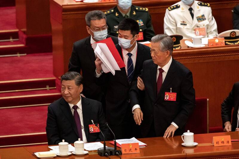 胡锦涛去年在中共二十大闭幕会上被架离出场，引发国际热议。（法新社）(photo:LTN)