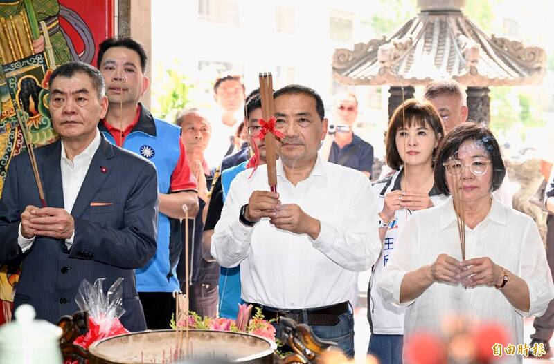 國民黨總統參選人侯友宜（中）在前台北市議長陳錦祥（左）、國民黨台北市黨部主委黃呂錦茹（右）陪同下，到台北火聖廟參拜。（記者羅沛德攝）