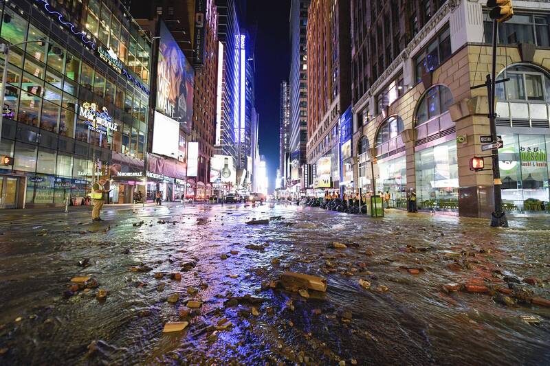 纽约时代广场附近一支上百年的水管破裂，大水沖破路面漫流在闹区的街道上。（美联社）(photo:LTN)