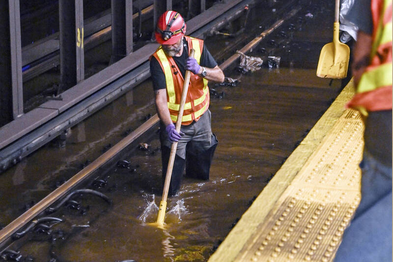 纽约时代广场附近的水管破裂，造成水从地面流进地铁站。（美联社）(photo:LTN)