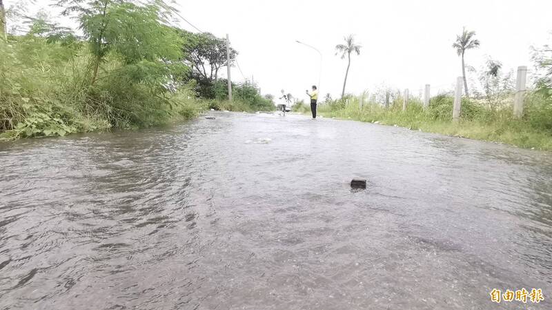 嘉義縣布袋海埔新生地海水倒灌道路成了水溝。（記者蔡宗勳攝）