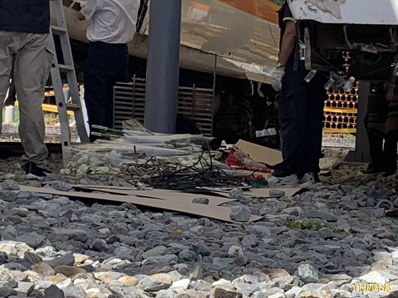 鐵警再度採證 太魯閣事故車廂2天發現9塊疑頭蓋骨 鐵警再度採證 太魯閣事故車廂2天發現9塊疑頭蓋骨