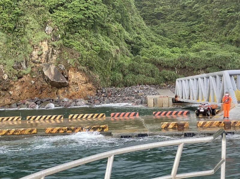 龜山島碼頭潮水上岸，緊急宣布1日封島一天。（東北角管理處提供）