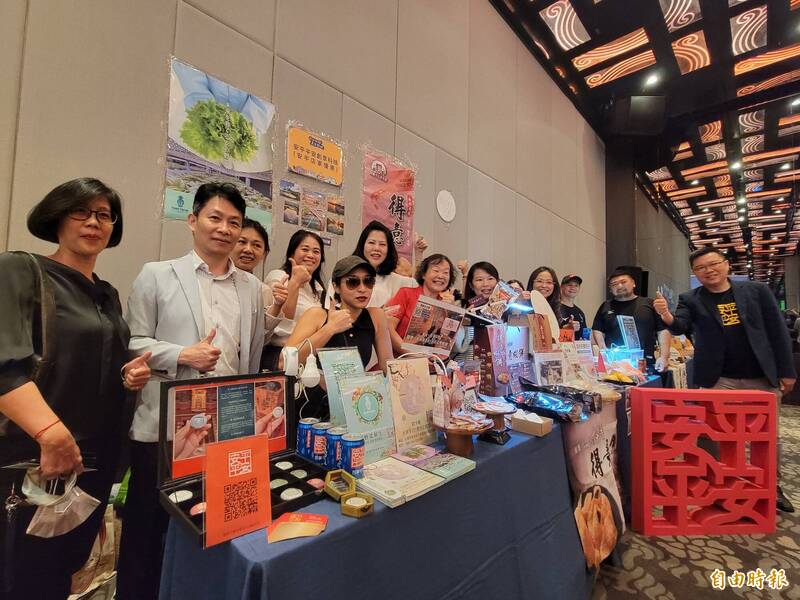 台南旅遊美食護照今天正式發行，安平商圈百家業者參與力挺。（記者王姝琇攝）