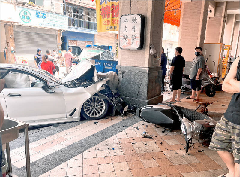 蘇男駕駛的白色BMW，撞死謝姓阿伯之後，又連撞4輛汽機車，再撞上柱子才停止，顯示車速不低。（警方提供）