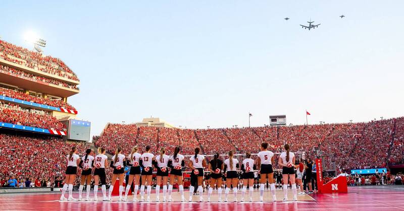 美國大學女子排球賽（NCAA）日前開打，NCAA常勝軍之一的內布拉斯加大學，30日迎戰奧瑪哈大學，這場比賽湧入了9萬2003名觀眾，打破世界紀錄。（擷自今日美國）