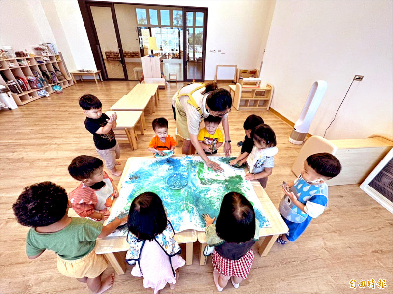 桃園市積極推動公共化幼兒園政策，佔收托人數將近六成。（記者謝武雄攝）