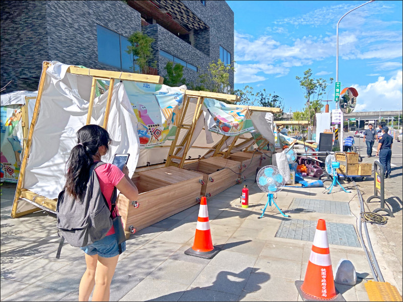 桃園市世界客家博覽會國際原住民文化創意產業園區的棚架被強風吹翻。（警方提供）