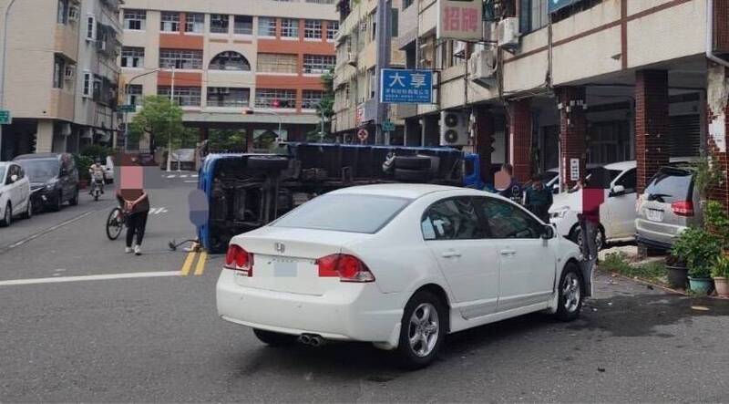 自色轎車與小貨車行經路口發生碰撞,造成小貨車翻覆,並波及路旁2輛轎車。(民眾提供) 自色轎車與小貨車行經路口發生碰撞,造成小貨車翻覆,並波及路旁2輛轎車。(民眾提供)