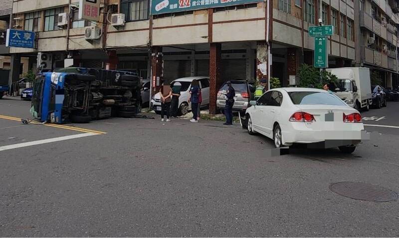 小貨車側翻後,車上原本要載到市場賣的蔬菜、豆腐等商品散落一地。(民眾提供) 小貨車側翻後,車上原本要載到市場賣的蔬菜、豆腐等商品散落一地。(民眾提供)