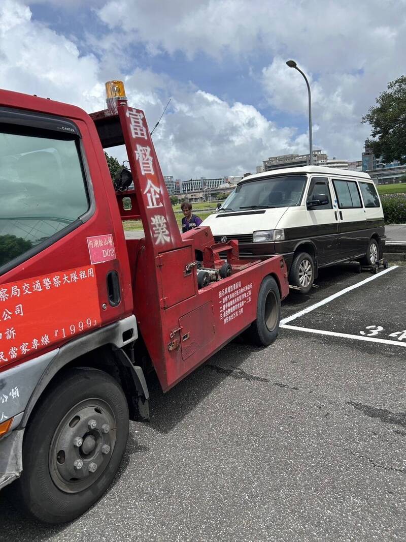 台北市分兩階段進行拖吊作業。（台北市警察局交通大隊提供）