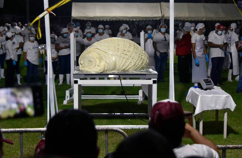 世界上最大的「瓦哈卡起司」在墨西哥的皮希希亞潘市誕生。（法新社）