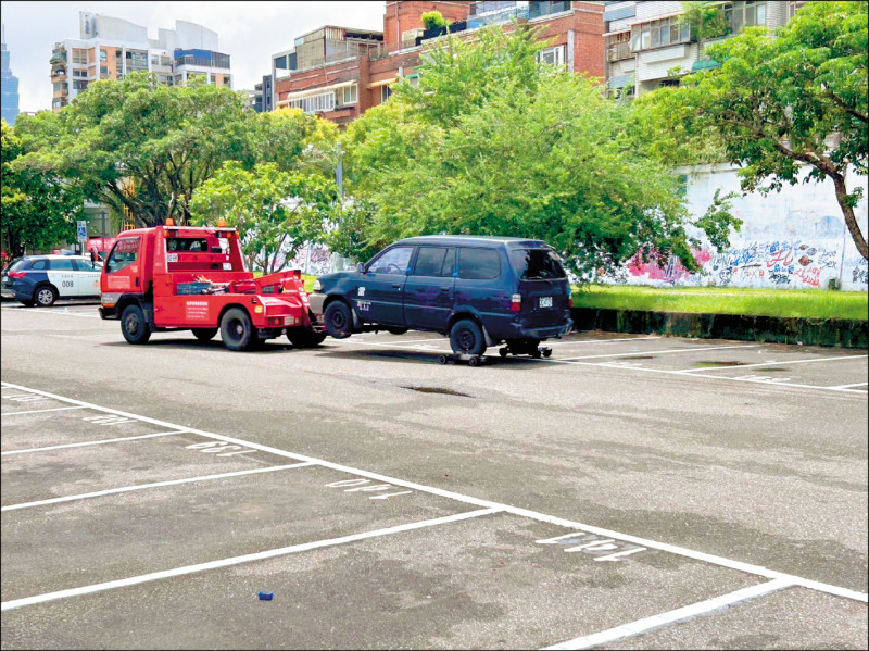 台北市昨關閉疏散門及越堤坡道，據交通大隊統計，本次拖吊移置汽車、機車共240輛。（交通大隊提供）