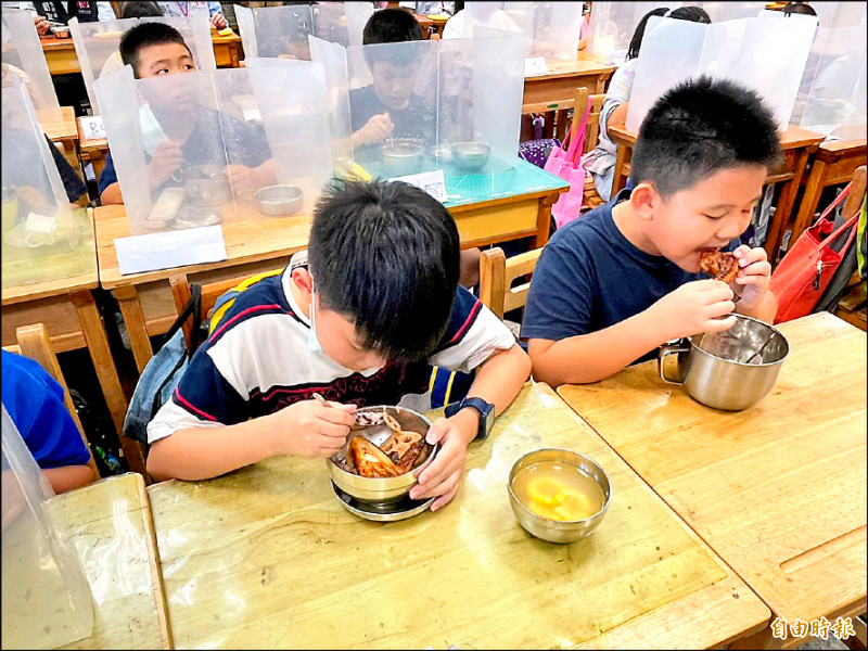 桃園市推動國中小自設廚房，遭審計處糾正學校外訂盒（桶）餐比率高於全國。（記者謝武雄攝）