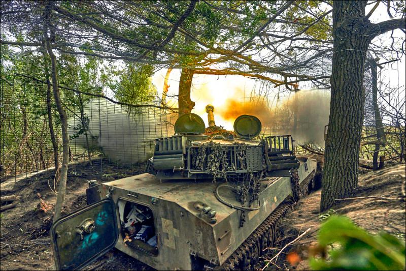 烏軍一日於烏國東部頓內茨克州巴赫姆特市前線朝俄軍方向發射自走砲。（美聯社）