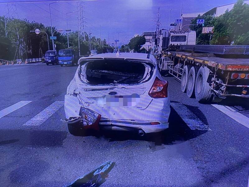 白色自小客車遭追撞毀損。（民眾提供）