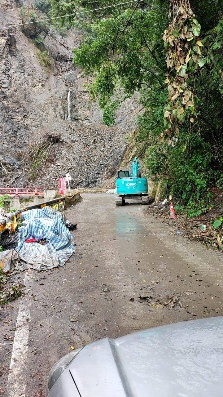 海葵颱風已為仁愛鄉帶來間歇性風雨，鄉道投85線7.9K平靜橋路段落石中斷。（民眾提供）