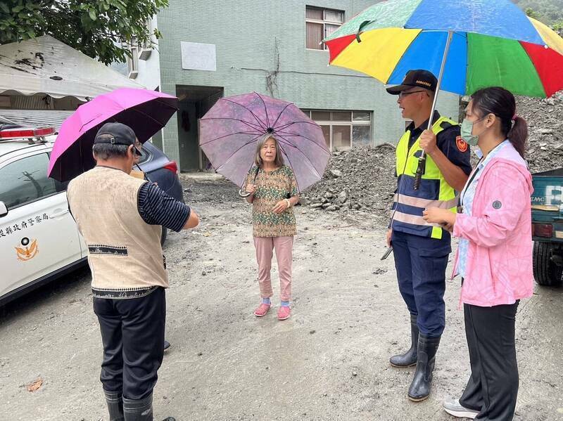 海葵颱風來襲，南投信義鄉公所人員會同警方勸導神木、東埔、同富等3村土石流警戒區居民撤離。（圖由信義鄉公所提供）