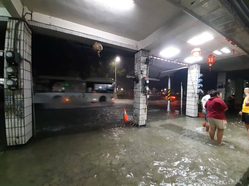 海葵颱風直撲台灣，高雄3日晚間豪雨狂炸，鳳山區光復路積淹水。（讀者提供）