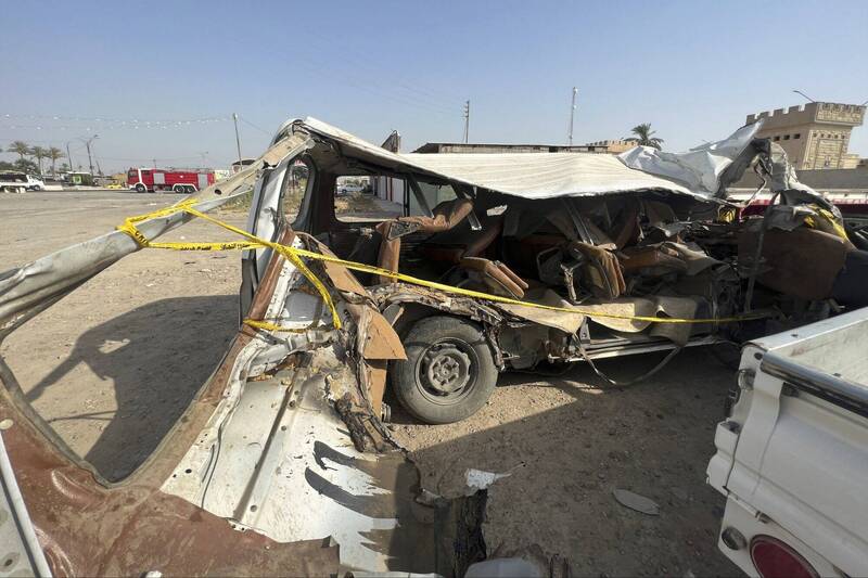 伊拉克巴士翻覆，造成18人死亡。（美聯社）