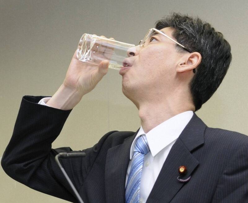 日本前政務官園田康博，曾於2011年10月喝下處理過的福島核廢水，如今卻被中國謠傳已罹癌病逝。（路透）