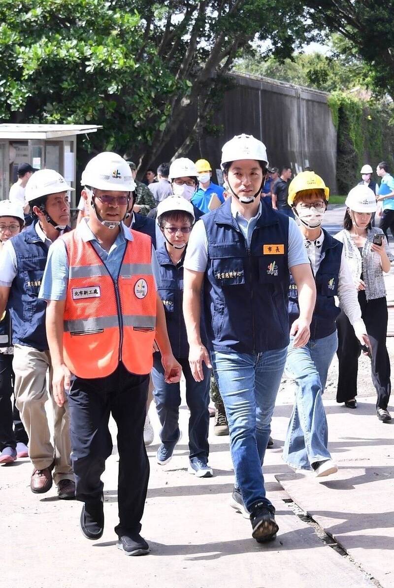 台北市長蔣萬安在颱風前視察工程是否做好防颱工作。（北市政府提供）