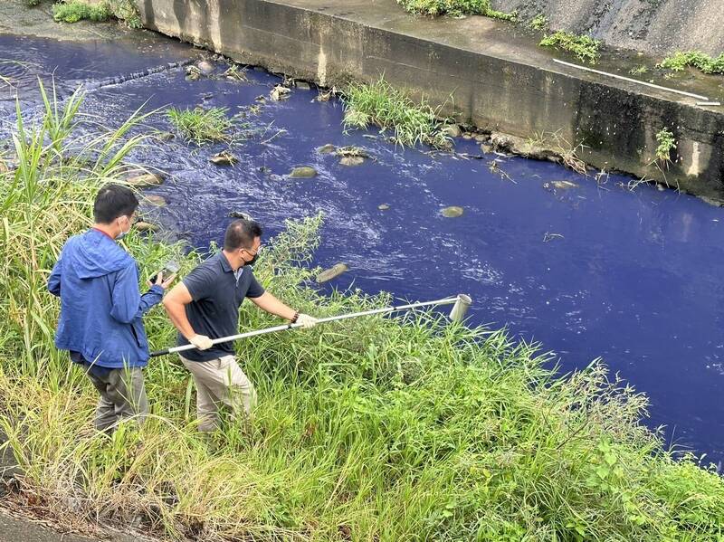 抓到了！湖口驚見「藍色多瑙河」 潤泰全歇業廠溢漏惹禍 - 生活 - 自由時報電子報