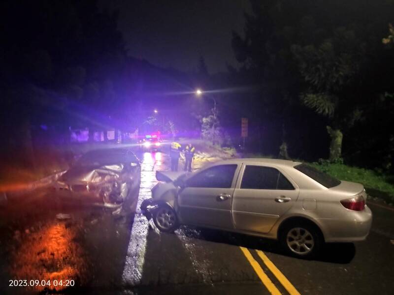 王女駕駛租賃車跨越雙黃線撞上對向來車。（記者徐聖倫翻攝）