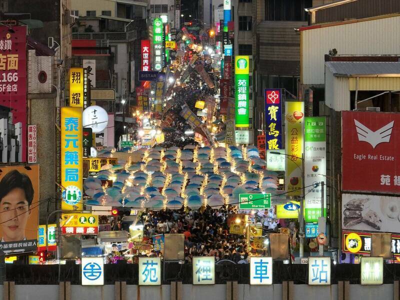 苗栗苑裡年度限定「鬼門關大夜市」今年停辦。圖為往年活動畫面。（民眾提供）