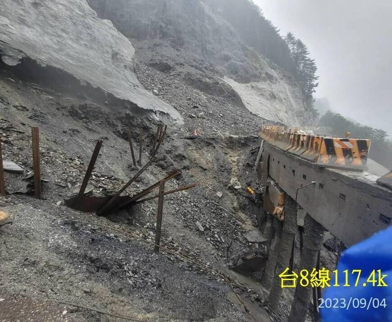 受海葵颱風影響，中橫公路東段台8線117.4k關原路段路基掏空阻斷。（公總四區處太魯閣工務段提供）