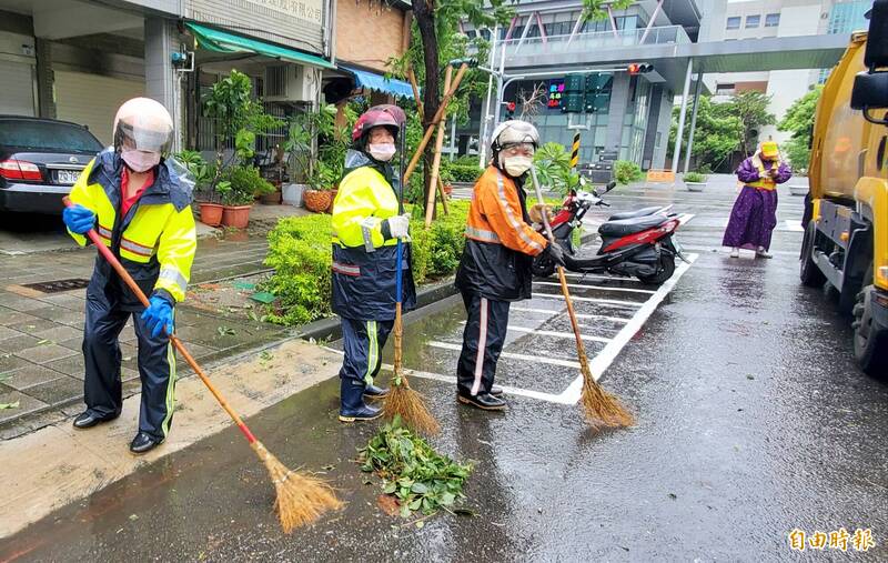 環保局清潔隊清理馬路，儘速恢復市容環境。（記者陳文嬋攝）