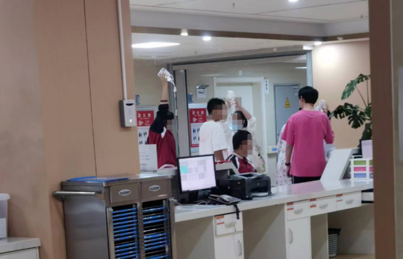 中国云南一处高中28名学生食物中毒送医，映校方并未通知学生家长。（图撷自微博）(photo:LTN)