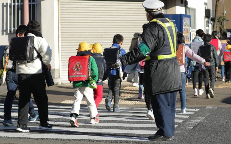 日本2023年度《經濟財政白皮書》，分析境內少子化主因在於女性人口減少、不婚趨勢增加、已婚夫婦生育率下降。日本小孩示意圖。（歐新社）