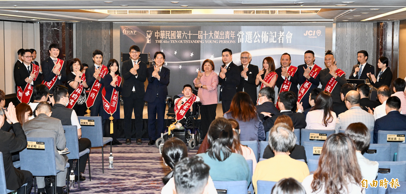副總統賴清德（左七）4日出席「中華民國第61屆十大傑出青年選舉公佈記者會」，表揚各領域11位優秀青年選舉人。（記者羅沛德攝）