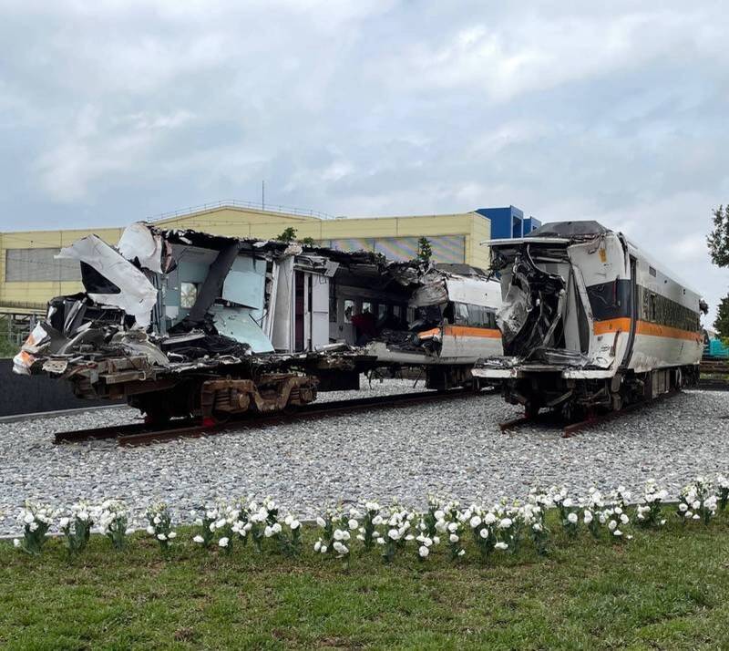 台鐵太魯閣號2021年4月發生出軌事故,車廂如今又被翻出乘客遺骸和遺物,罹難者家屬委任律師陳孟秀認為,花檢、運安會的責任恐怕比台鐵更加重大。(資料照,台鐵局提供) 台鐵太魯閣號2021年4月發生出軌事故,車廂如今又被翻出乘客遺骸和遺物,罹難者家屬委任律師陳孟秀認為,花檢、運安會的責任恐怕比台鐵更加重大。(資料照,台鐵局提供)