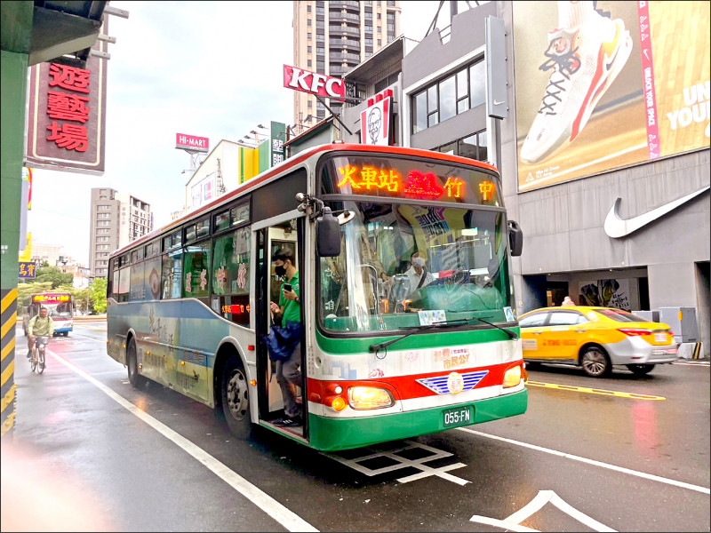 常有學生擠不上公車情況，市議員曾資程實際搭乘公車，建議延伸路線以疏解人潮。（曾資程提供）