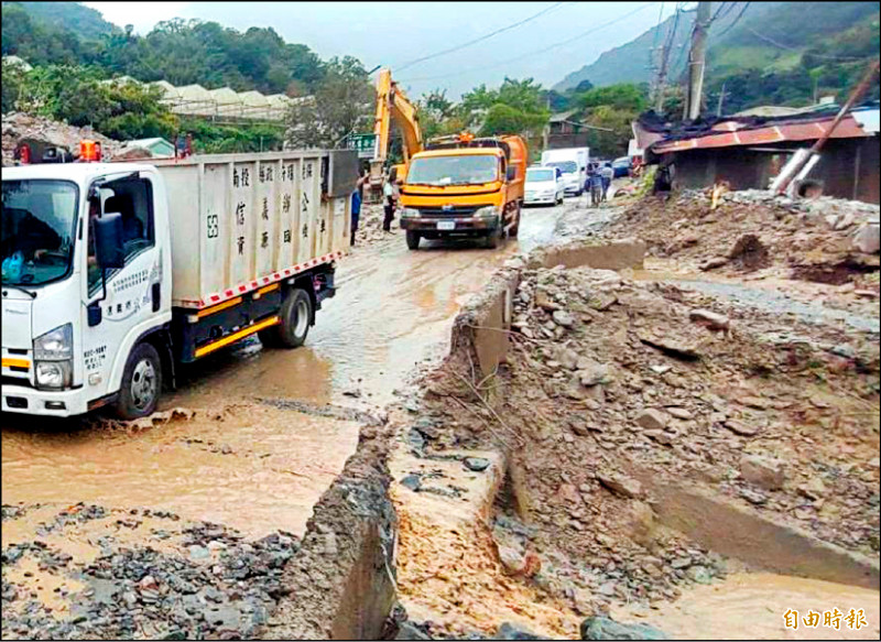 信義東埔溫泉區聯外道路投95線搶通後，受困的車輛陸續離去。（記者謝介裕攝）