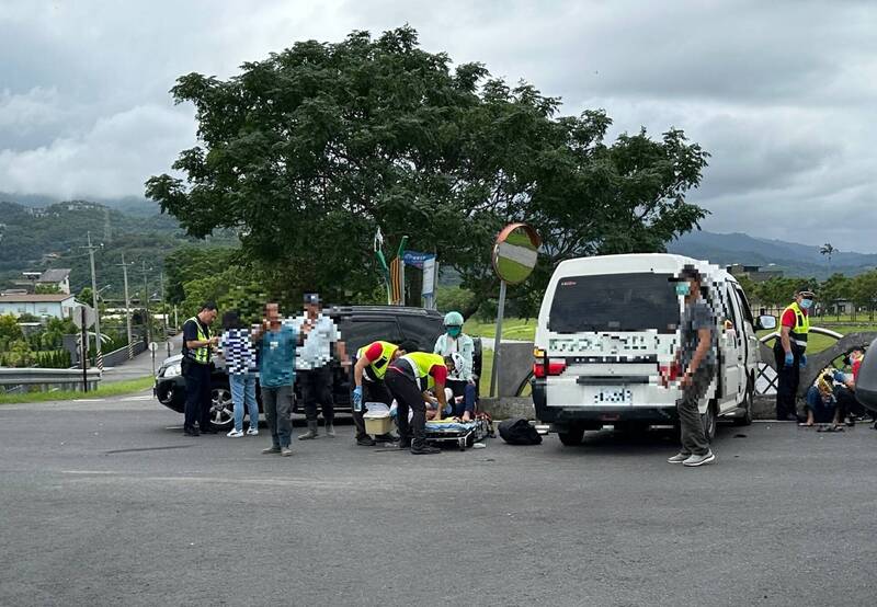 宜縣三星鄉義隱橋頭路口發生休旅車與醫療洗腎接送車車禍，造成6人受傷送醫。（記者江志雄翻攝）