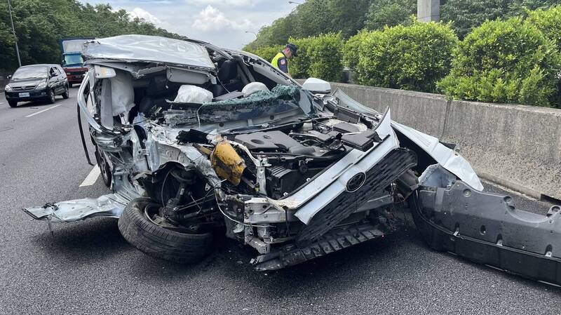 小客車撞得相當嚴重，所幸駕駛僅受輕傷。（警方提供）