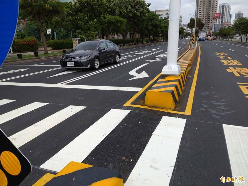 臨近台南永華市政中心的中華西路與南島路口，增設左轉專用車道。（記者洪瑞琴攝）