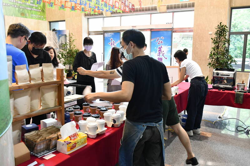 士林分署提供場地供欠費陸姓咖啡館老闆販賣咖啡。(士林分署提供) 士林分署提供場地供欠費陸姓咖啡館老闆販賣咖啡。(士林分署提供)