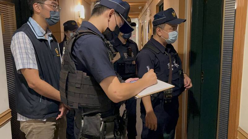 警方機動稽查85大樓內的日租套房。(民眾提供) 警方機動稽查85大樓內的日租套房。(民眾提供)